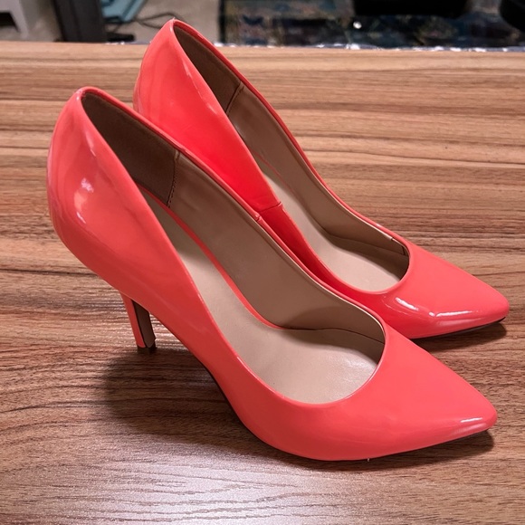 3/$20 🌸 Heart in D coral stiletto heels, size 8 👠 - Picture 2 of 9